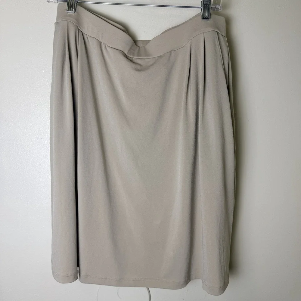 Susan Graver Liquid Knit A-line Skort Size Medium  Brown Pleat Elastic Waist